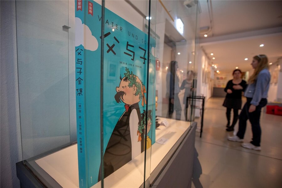 Neue Ausstellung: Chinesen schenken dem Ohser-Haus in Plauen riesiges Vater-und-Sohn-Buch - Besucher aus China haben dem Erich-Ohser-Haus jetzt dieses riesige Vater-und-Sohn-Buch geschenkt. Es ist in der neuen Ausstellung zu sehen.