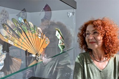 Neue Ausstellung im Wasserschloß Klaffenbach lockt am Eröffnungswochenende mehr als 100 Besucher an - Der Chemnitzer Künstlerin Nadja Bernhard haben es Fächer angetan.