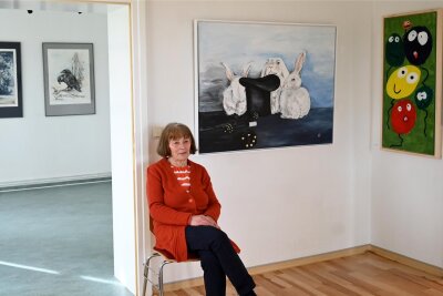 Neue Ausstellung in Galerie im Pfarrhaus in Jöhstadt zeigt Exponate von Kati Viehweg - Christina Schönemann von der begleitenden Arbeitsgruppe der Ausstellungen in den Galerieräumen im Pfarrhaus.