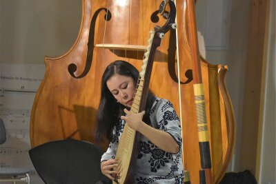 Neue Ausstellung in Markneukirchen: Was Ostasien und den Musikwinkel verbindet - Cheng Yu, renommierteste Pipa-Spielerin Chinas, stellte bei der Vernissage das Instrument vor.