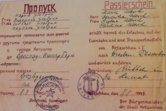 Passierschein für eine Familie, die von Netzschkau in die Heimat nach Breslau-Wasserborn zurückkehren wollte. Unterzeichnet war er vom sowjetischen Kriegskommandanten und dem Netzschauer Bürgermeister.