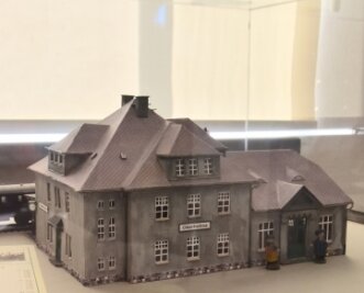 Neue Ausstellung lenkt Blick auf Oberfrohnas Vergangenheit - Ein Kartonmodell des Oberfrohnaer Bahnhofs: Gebaut und gestaltet hat es Gert Sommer.