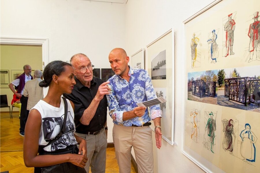 Klaus Helbig (Mitte) im Gespräch mit Ethalem und Andreas Baus, die extra aus Berlin zur Ausstellungseröffnung nach Plauen anreisten. 