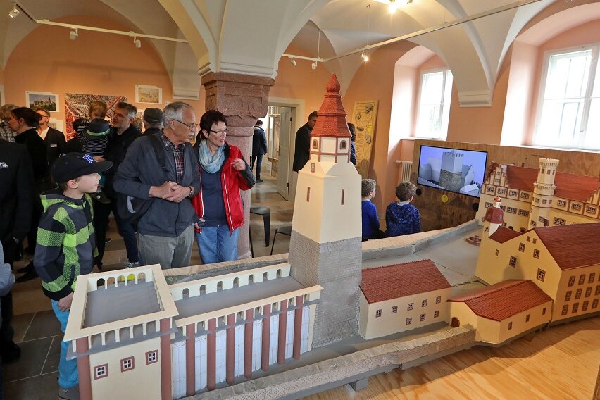 Neue Ausstellung zeigt Baugeschichte des ehemaligen Fürstenhauses - Reges Besucherinteresse bei der Ausstellungseröffnung im Schloss Waldenburg