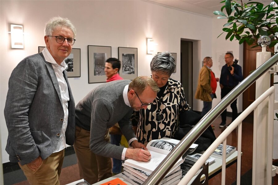 Neue Ausstellung zum vergessenen Starfotografen aus Rochlitz - Jens Hering (li.) und Dirk Tolkmitt signierten als Mitautoren Bildbände über Rudolf Zimmermann aus Rochlitz.
