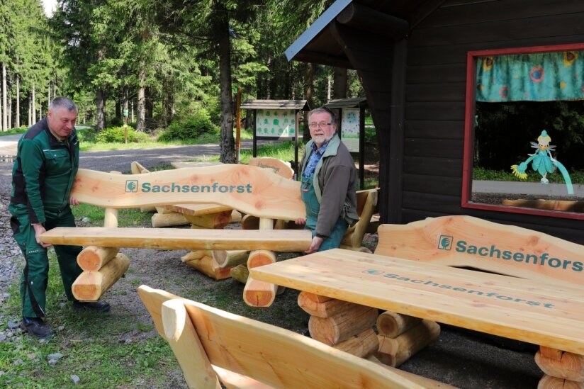 Neue Bänke an Ausflugsziel Roßbachhütte - Von links: Forstwirte Gunter Teucher und Udo Hillig