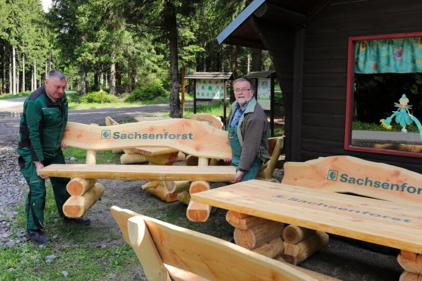 Neue Bänke an Ausflugsziel Roßbachhütte - Von links: Forstwirte Gunter Teucher und Udo Hillig.