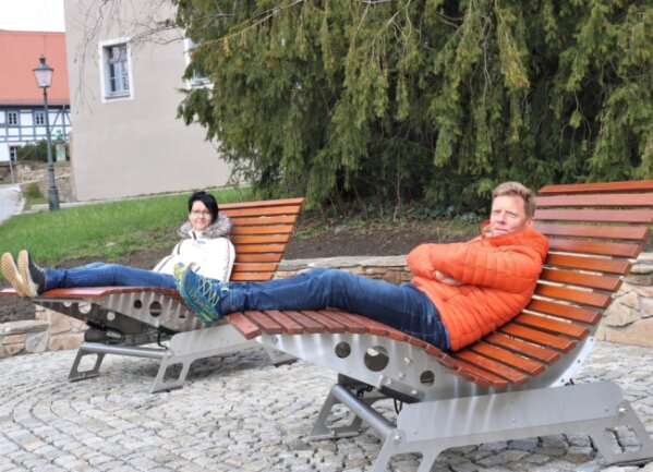 Unternehmer Jens Weigand (r.) und Cornelia Naumann vom Gewerbeverein haben die neuen Bänke am Mühlberg in Oederan bereits getestet. Die ungewöhnlichen Sitzgelegenheiten wurden in Österreich hergestellt. 