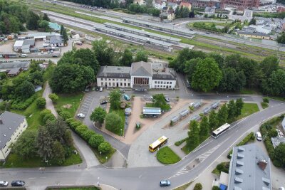 Neue Bänke, neues Licht, mehr Grün: Bahnhofsvorplatz in Flöha wird umgebaut - Der Bahnhof in Flöha mit dem Vorplatz, der neu gestaltet wird. Die Bahnhof-Eingangshalle wird nutzbar gemacht.