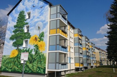 Neue Balkone und frische Farbe statt Tristesse im Plattenbau - Farbenfroh mit neuen Balkonen - so zeigt sich die Meischnerstraße 45 bis 51 heute. 