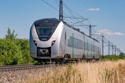 Neue Batteriezüge für Chemnitz-Leipzig kommen später: Das sagt der Hersteller - Der Batteriezug von Alstom bei einer Testfahrt auf dem Eisenbahntestgelände im tschechischen Cerhenice.