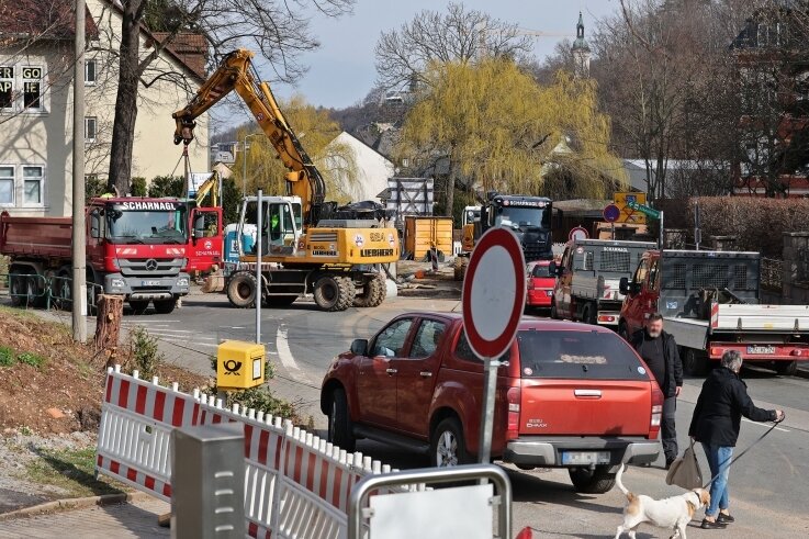 Neue Baustelle erschwert Zufahrt zum Krankenhaus - Die Kreuzung vor dem Lichtensteiner Krankenhaus ist seit Montag komplett dicht. Autofahrer wurden dadurch offenbar kalt erwischt.