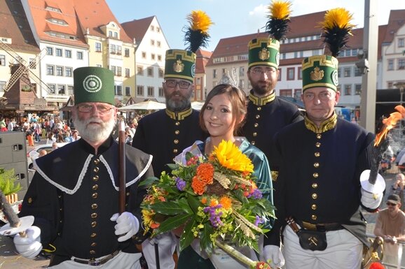 Neue Bergstadtkönigin: Karla Mantau feierlich gekrönt - 