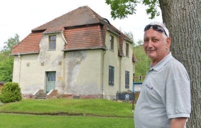 Neue Bestimmung für altes Wächterhaus - Rolf Gneiser am Wächterhaus in der Gartenanlage Bergmannsgruß in Freiberg. 