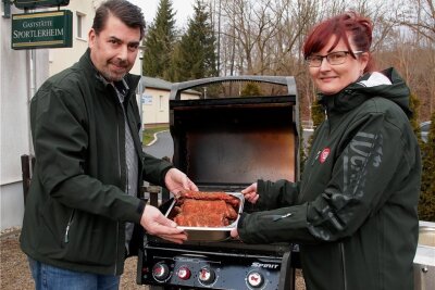 Neue Betreiber der Lengenfelder Sportgaststätte setzen auf Barbecue - Sabine Eiber und Thomas Brasche sehen die Krise als Chance für einen Neubeginn und wagen sich mit der Gastronomie in die Selbständigkeit. 