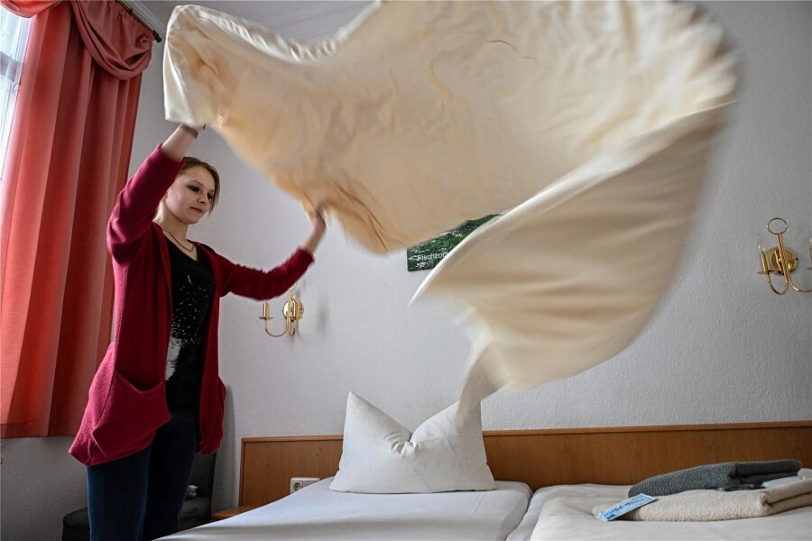 Neue Bettensteuer in Chemnitz: „Ein bürokratisches Monster“ - Mitarbeiterin Nancy Fritzsche bereitet die Zimmer im Hotel „Zur Talsperre“ vor. Die Gäste müssen seit Januar zusätzlich fünf Prozent Beherbergungssteuer zahlen.