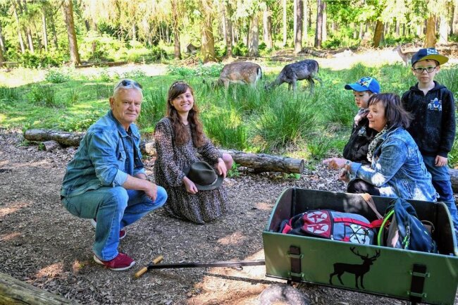 Neue Bewohner im Wildgatter Oberrabenstein: Kranich-Paar und Nachwuchs bei sechs Tierarten - Die Sächsische Waldkönigin Anne Meinhold (2. von links) beantwortet Familie Georgi mit den Kindern Benjamin und Alexander im Damwild-Gehege zum Jubiläumfest Fragen rund um Wald und Tiere. 