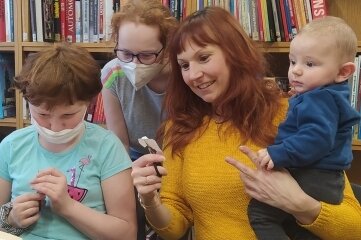 Manja Jähne mit ihren Kindern Carl Elisa und Laura beim Basteln in der Bibliothek.