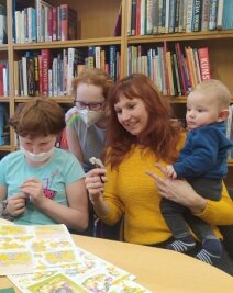 Neue Bibliothek zu neuem Zentrum geworden - Manja Jähne mit ihren Kindern Carl Elisa und Laura beim Basteln in der Bibliothek.