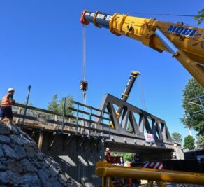 Neue Brücke für Bahn nach Aue - Spezialkräne heben die schwere Konstruktion