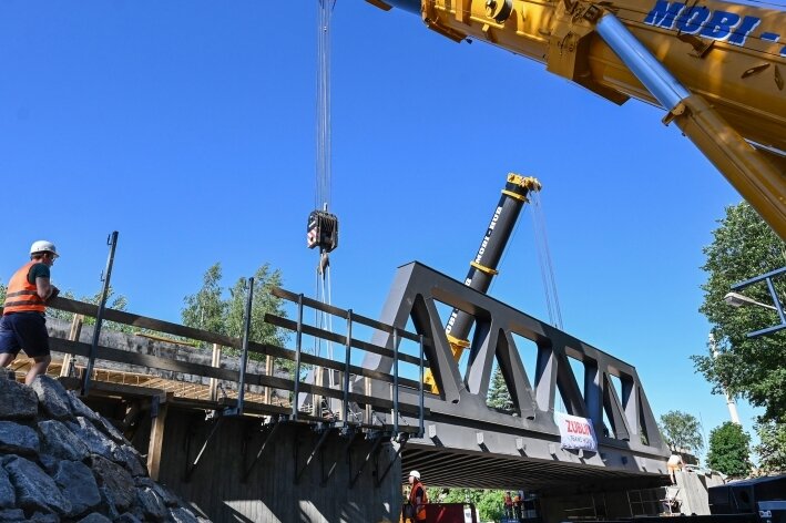 Neue Brücke für Bahn nach Aue - Spezialkräne heben die schwere Konstruktion