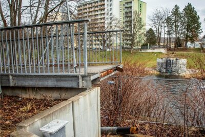 Neue Brücke in Flöha zum Park soll einen Bogen schlagen - Die Lücke: Nach dem Brand musste die alte Brücke in einer spektakulären Aktion abgebaut werden. 