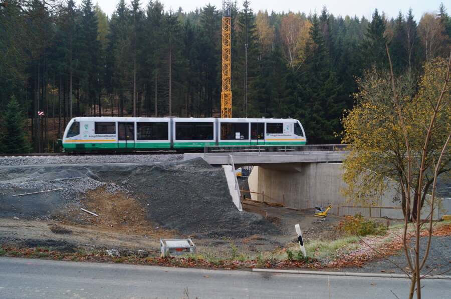 Neue Brücke über Zwota-Bach fertig: Züge fahren wieder - Ein Zug fährt auf der neuen Brücke in Zwota-Zechenbach. 