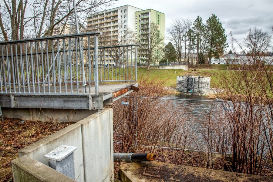 Neue Brücke zum Baumwollpark: Stadt Flöha bereitet Förderantrag vor - Anstelle der nach einem Brand 2018 abgerissenen sogenannten Apfelsinenbrücke soll der Neubau entstehen. Der Mittelpfeiler, der erst kurz vor dem Brand saniert wurde, wird nicht mehr benötigt.