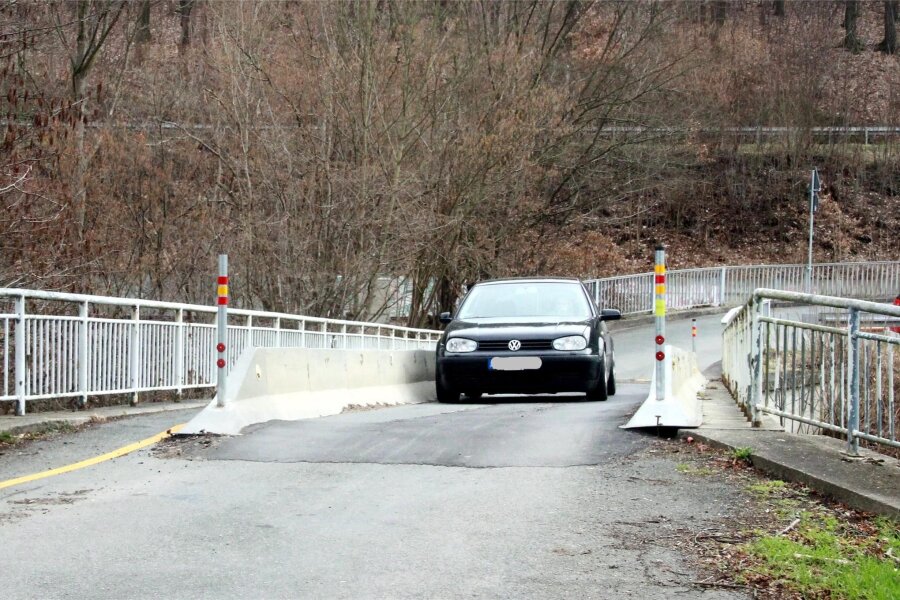 Neue Brückenprüfung in Elsterberg: Auch Kleintransporter dürfen marode Noßwitzbrücke nun nicht mehr befahren - Betrug die befahrbare Breite der Noßwitzbrücke zuletzt 2,10 Meter (Foto), wird sie nun weiter eingeschränkt.