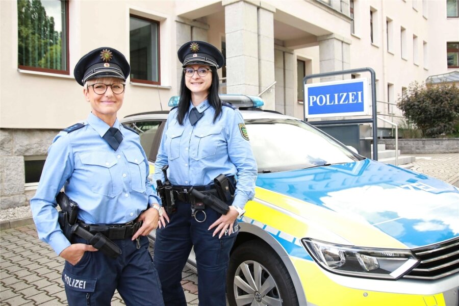 Neue Bürgerpolizistinnen im Auer Revier bieten zusätzliche Bürgersprechstunden an - Die Auer Bürgerpolizistinnen Jana Oeser (l.) und Kathrin Wolf bieten zusätzliche Sprechstunden an.