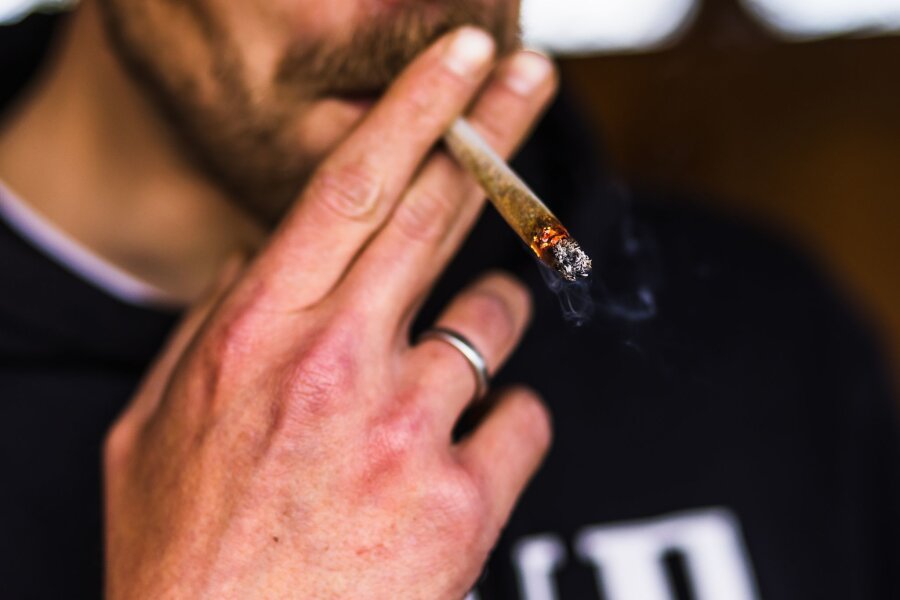 Neue Cannabis-Regeln: Was Autofahrer wissen müssen - Einen Joint rauchen und dann Auto fahren: Dafür gelten bald neue Grenzwerte - und Bußgelder bei zu hohem THC-Blutgehalt.