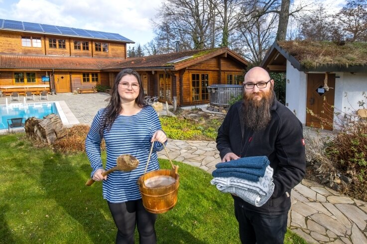 Neue Chefin in der Sauna - Swantje Hoppe und ihr Partner Andreas Steinert sind jetzt für die Finnland Sauna in Glauchau verantwortlich. 