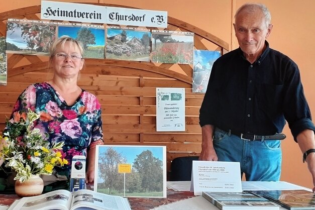 Neue Chronik von Chursdorf liegt vor - Annerose Winkler und Jürgen Zacharias präsentierten beim Dorffest Chursdorf die neue Ortschronik und verkauften einige Exemplare.