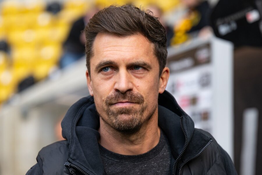 Neue Co-Trainer für Thomas Stamm bei Dynamo Dresden - Trainer Thomas Stamm steht im Stadion.