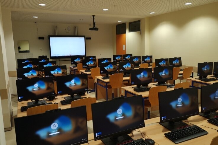 Neue Computer an Hainichens Schulen - An der Eduard-Feldner-Grundschule Hainichen wurde ein neues Computerkabinett mit 29 All-in-One PC eingerichtet. 