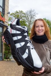 Neue Coronaregeln ab Montag - Anja Pohlink, Geschäftsführerin des Plauener Schuhhauses Kreher, bietet Schuhe in großen Größen an. Am heutigen Samstag öffnet sie auch ohne Terminvergabe. 
