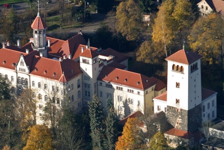 Blick auf das Schloss in Waldenburg: Die Luftaufnahmen der ehemaligen Fürstenresidenz werden gleich zu Beginn der ersten Folge der Datingshow gezeigt. 