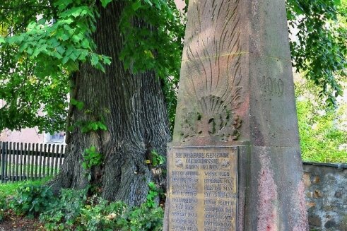 Das Ehrenmal auf dem Friedhof in Rossau. Die neue Namenstafel soll links davon aufgestellt werden. 