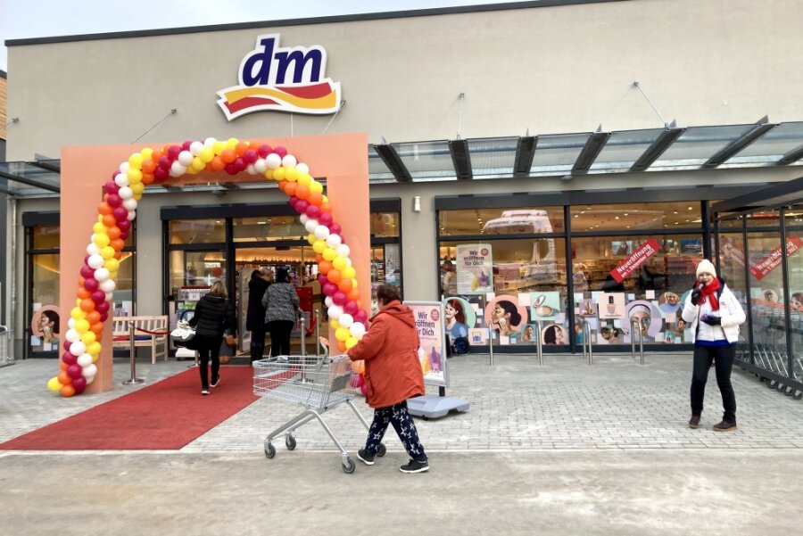 Neue DM-Drogerie in Lauter öffnet - Kunden begeistert - Geschmückt wurde der DM-Markt in Lauter am Donnerstag eröffnet. Direkt nebenan folgt in Kürze noch der Startschuss für den Rewe-Markt.