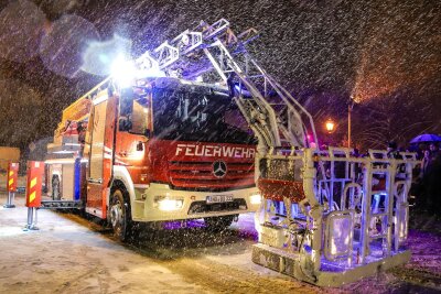 Neue Drehleiter für Feuerwehr im Erzgebirge - Bei dichtem Schneefall rollte am Samstagabend die neue Drehleiter der Buchholzer Feuerwehr vor. Nach 20 Dienstjahren soll die alte Drehleiter ausrangiert werden.