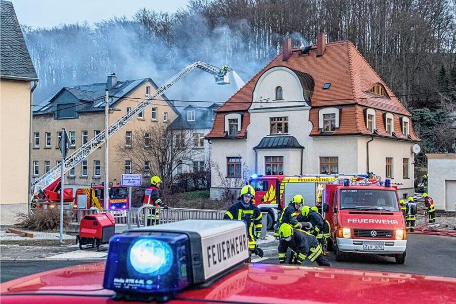 Neue Drehleiter für Zwickauer Feuerwehr kostet fast eine Million Euro - Eine Drehleiter der Zwickauer Berufsfeuerwehr bei einem Brand in Ortmannsdorf 2021.