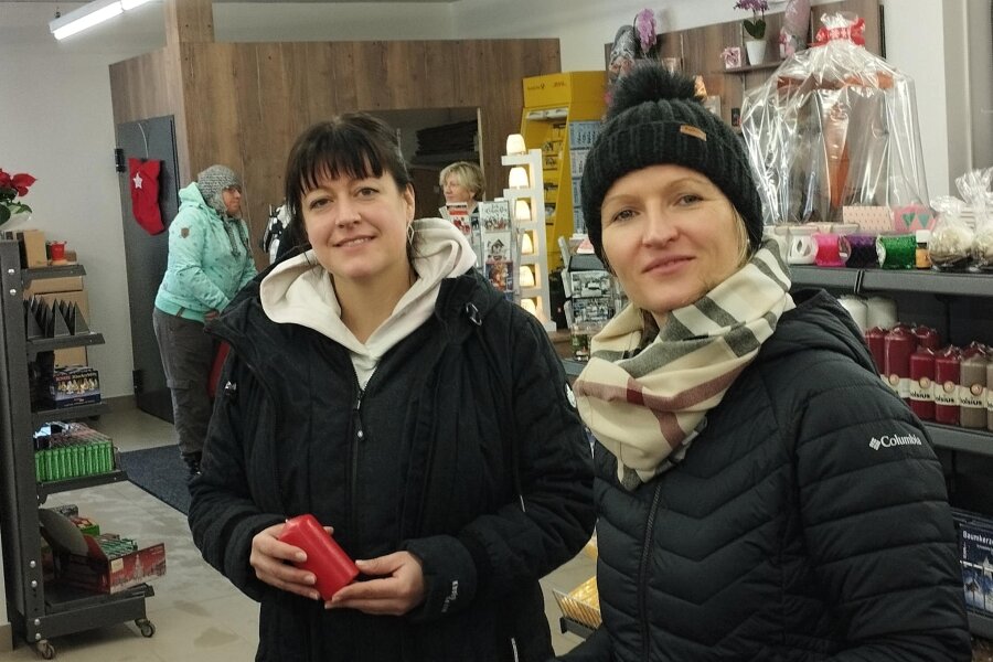 Neue Drogerie in Neuhausen kommt bei Kunden an - Nicole Reinhardt aus Seiffen und Sandra Krönert aus Eppendorf (v. l.) gehörten zu den ersten Kunden in der neuen Neuhausener Drogerie.