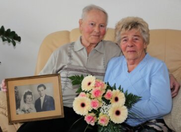 Neue Eheringe zum 70. Hochzeitstag - Am heutigen 2. Februar vor nunmehr 70 Jahren haben Gertraude und Egon Groh in Aue geheiratet. Seit 1952 leben sie gemeinsam in Schwarzenberg. Am Wochenende wird im Kreis der Familie gefeiert. 