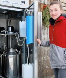 Neue Einbruchsserie gilt Milchautomaten - Carolin Stumpf zeigt den neuen Milchautomaten mit Bio-Milch auf ihrem Hof in Meßbach. Das Foto entstand vor dem Einbruch.