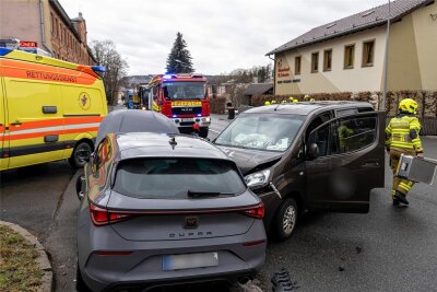 Neue Erkenntnisse zum Unfall in Rodewisch: Schwerverletzter war nicht angeschnallt - 20 Feuerwehrleute aus Rodewisch waren am Dienstag in der Stadt wegen eines Unfalls mit einem Schwerverletzten im Einsatz.