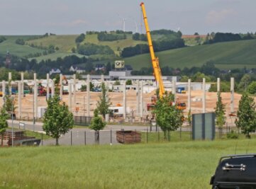 Neue Fabrik in Reinsdorf wächst - Das Unternehmen AKE-Systemtechnik lässt auf dem 24.000 Quadratmeter großen Grundstück einen Neubau errichten.