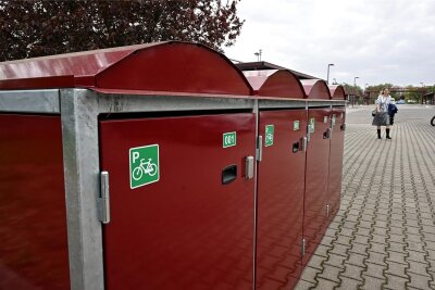 Neue Fahrrad-Boxen in Burgstädt: Pilotprojekt am Bahnhof gestartet - Nahe der Gleise am Bahnhof in Burgstädt, der sogenannten Schnittstelle, sind vier Fahrrad-Boxen aufgestellt worden, die langfristig vermietet werden. Es läuft ein Modellversuch.