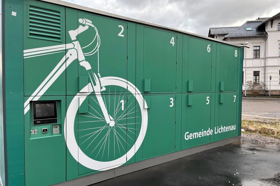 Neue Fahrradboxen in Burgstädt und Lichtenau: Anmietung ab März möglich - Die Gemeinde Lichtenau hat vor dem Bahnhof in Oberlichtenau einen Fahrradcontainer aufgestellt. Insgesamt 16 Boxen hat die Garage. In der unteren Etage können pro Box zwei Fahrräder eingestellt werden.