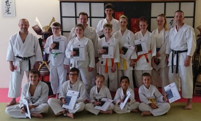 Neue Farbgürtel für junge Karateka - 13 Karateka meisterten bei der Gürtelprüfung im Kampfkunstzentrum Zwickau die an sie gestellten Anforderungen. 