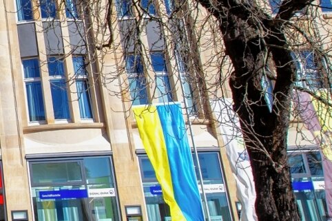 Vor dem Plauener Landratsamt weht seit dem Frühling eine Ukraineflagge. Die Zahl der Flüchtlinge aus dem Land geht zurück. 